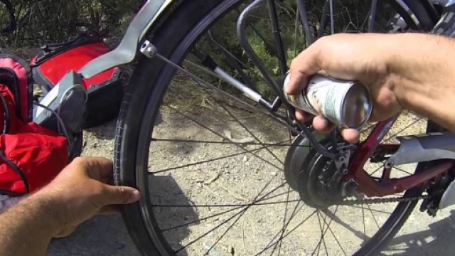Rimini, ciclista ferito da bomboletta spray mentre era in bici.