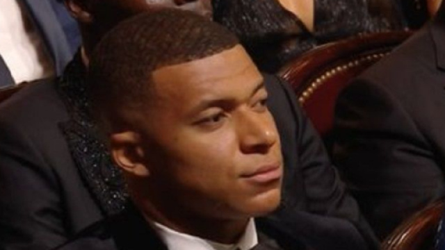 Kylian Mbappé en charmante compagnie au Ballon d'Or, la jeune femme fait le buzz (capture YouTube)