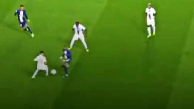 Neymar victime d'un petit pont d'Atal ce samedi soir. (crédit Twitter)