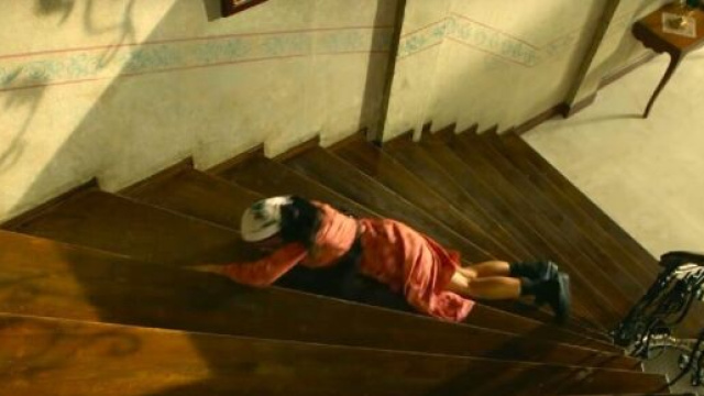 Saniye cade dalla scale dopo aver discusso con Zuleyha.