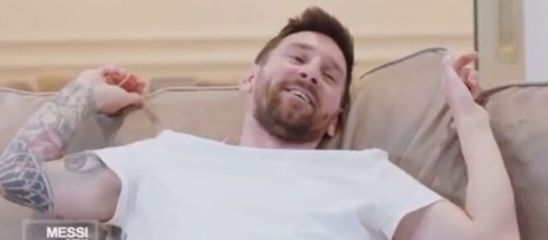 Leo Messi a dû faire face à l'émotion d'un journaliste qu'il l'interviewait. (crédit Twitter)