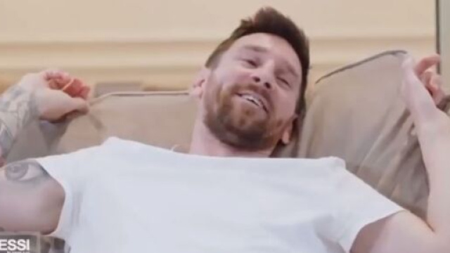 Leo Messi a dû faire face à l'émotion d'un journaliste qu'il l'interviewait. (crédit Twitter)