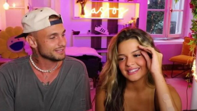 Bastos filmé avec une mystérieuse blonde qui lui twerke sur les genoux, son ex Belle réagit et le tacle.