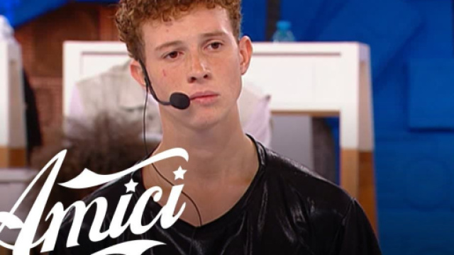 Amici 22, Wax a rischio squalifica: il fratello in studio contro il regolamento.