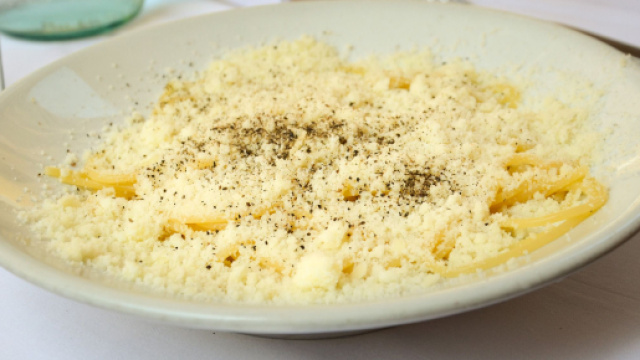 Cacio e pepe: un piatto semplice e gustoso.