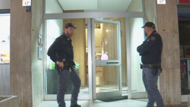 Bolzano, uccisa in casa e avvolta in una coperta: il marito in fuga torna in Italia.