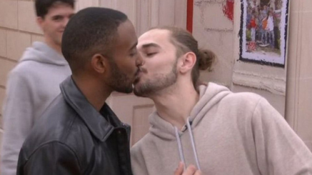 Star Academy : Julien, qui a embrassé Chris deux fois, quitte le cours de chant énervé et se fait critiqué sur les réseaux sociaux.