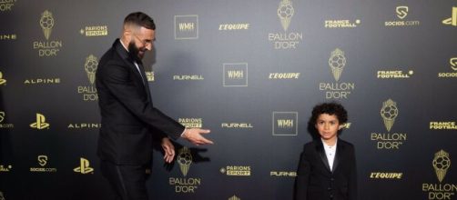 Benzema et son fils Ibrahim lors de la cérémonie organisée pour le Ballon d'Or. (crédit Twitter)