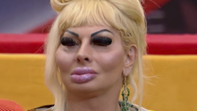 Grande Fratello Vip, Elenoire perde le staffe: urla in confessionale contro gli autori.