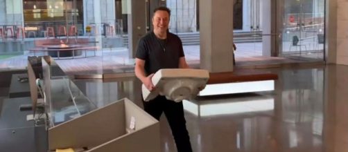 Elon Musk difundió un vídeo entrando a la sede de Twitter con un lavabo (Twitter, elonmusk)