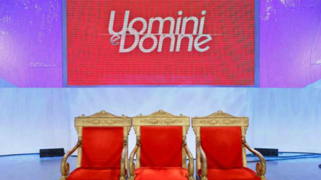 Cambio programmazione Uomini e Donne: stop per il ponte di Ognissanti, tornerà il 3 novembre.