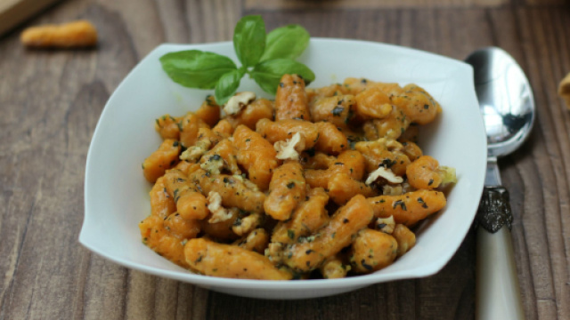 Gnocchi di zucca con ricotta e noci.