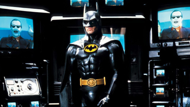 Michael Keaton con il costume da Batman.