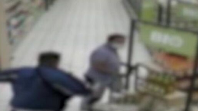 Assago, l'accoltellatore del Carrefour: 'Devo morire, invidiavo quelle persone felici'.