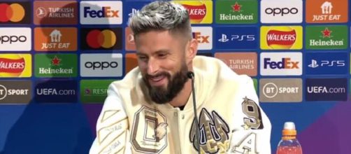 Giroud passe de l'Italien à l'Anglais sans s'en rendre compte et provoque un fou rire (capture YouTube)