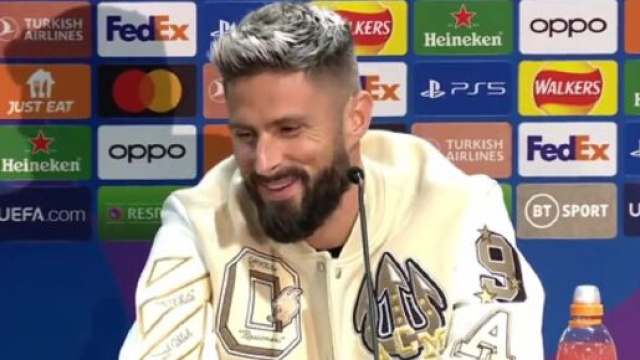 Giroud passe de l'Italien à l'Anglais sans s'en rendre compte et provoque un fou rire (capture YouTube)