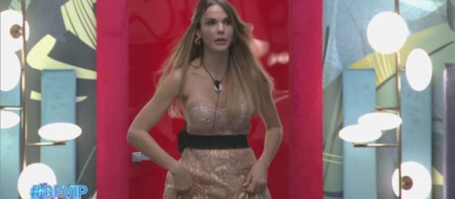 GFVip7, Sara racconta una confidenza di Carolina: 'Al marito hanno dato il carcere' (Clip).