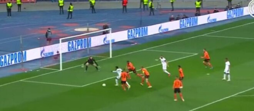 Vinicius réinvente un geste de Ronaldinho et marque comme CR7 face au Shakhtar (capture YouTube)