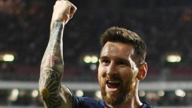 Une statue à son effigie devant le Camp Nou, le Barça fait un cadeau à Messi (capture YouTube)