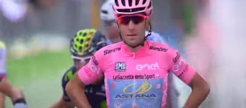 Vincenzo Nibali in maglia rosa al Giro d'Italia 2016.