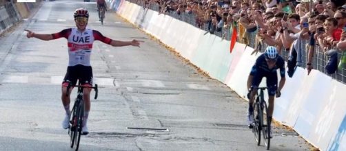 Ciclismo, Tadej Pogačar vince il Giro di Lombardia.