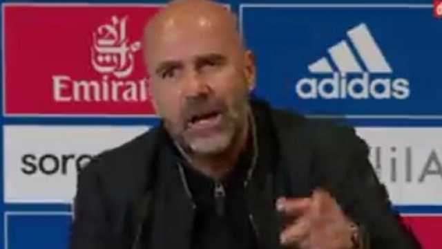 Bertrand Latour chauffe Peter Bosz en conférence de presse, l'échange fait parler (capture L'Equipe du Soir)