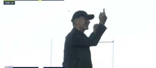 Jean-Marc Furlan craque totalement et fait un doigt d'honneur aux supporters de Clermont (capture Prime Video)
