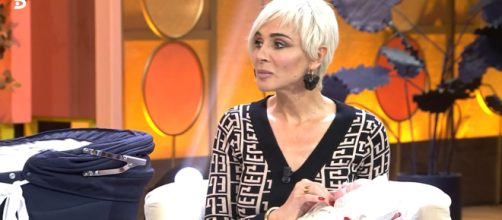 Ana María Aldón con un muñeco en el programa 'Fiesta' (Telecinco)