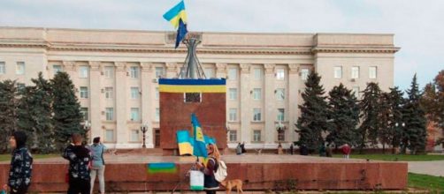 En algunos edificios de Jersón se observan banderas ucranianas (Captura de RRSS)