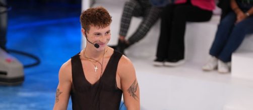 Amici 22, spoiler nona puntata: Wax verrà sorpreso da Belen Rodriguez.