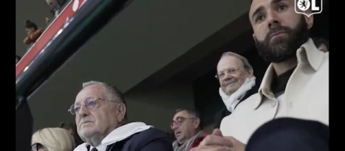 Karim Benzema présent ce vendredi soir dans les tribunes du Groupama Stadium pour OL-Nice (crédit Twitter)