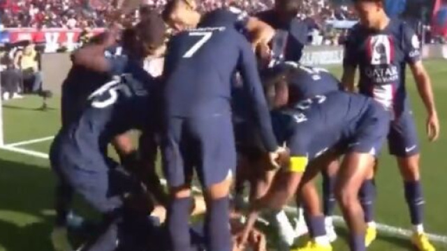 Ekitike célébré par ses partenaires après son but face à Auxerre. (crédit Twitter)