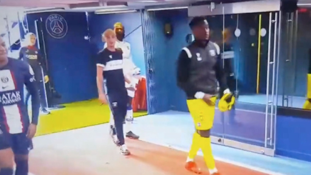 Mbappé chambre Ruiz pendant PSG-Auxerre (crédit Twitter)