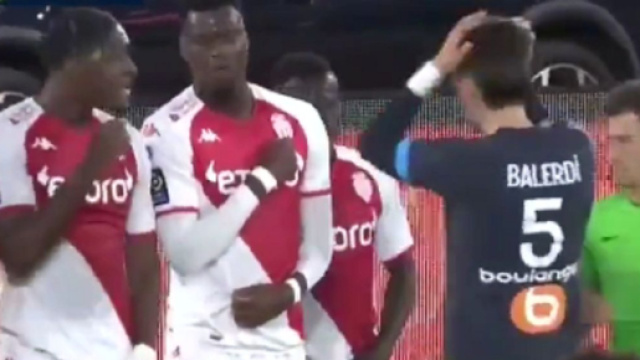 Monaco - OM : Balerdi se refait une beauté avant le but d'Alexis Sanchez, la vidéo buzze (capture YouTube)