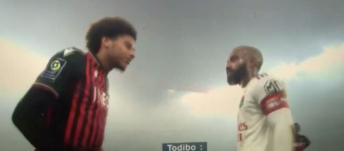 Todibo confronte Lacazette après le penalty donné à l'OL. (crédit Amazon Prime)