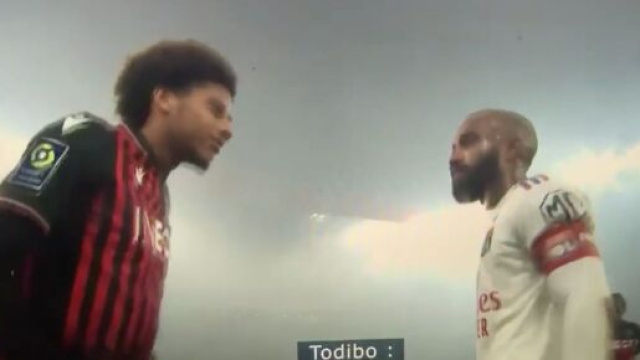 Todibo confronte Lacazette après le penalty donné à l'OL. (crédit Amazon Prime)