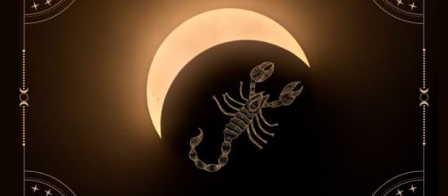 L'oroscopo del giorno 21 novembre: Luna in Scorpione, buone notizie per Bilancia (2ª metà).