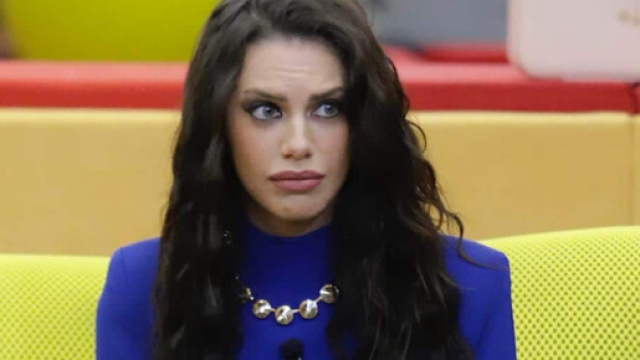 Grande Fratello Vip, Antonella fischiata in diretta: 'Ricevo aerei, quello è vero pubblico'.