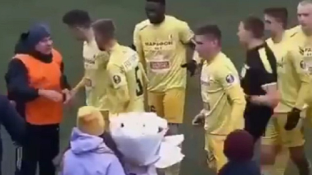 Un joueur demande sa femme en mariage en plein match et s'&eacute;nerve contre le stadier (capture YouTube)