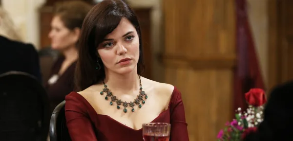 Terra Amara, nuove puntate: Demir obbliga Zuleyha a ripudiare Yilmaz se rivuole suo figlio.