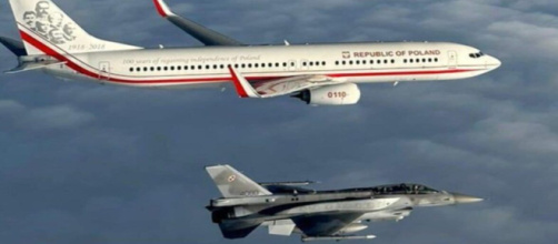Des avions de chasse qui escortent l'avion de l'équipe nationale de football de la Pologne Source : Capture Twitter