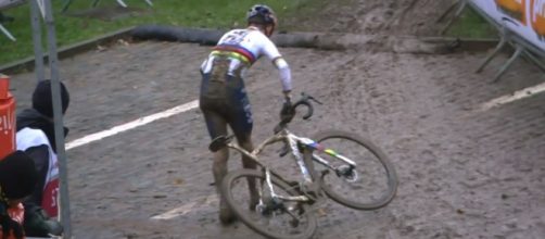 La caduta di Tom Pidcock nel ciclocross di Overijse.