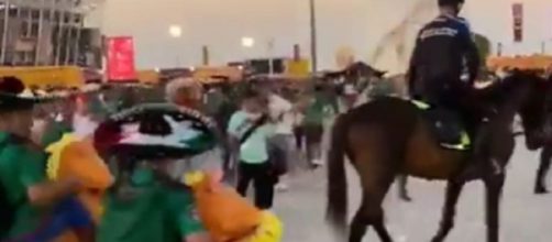 Les supporters mexicains se moquent de la police qatari et font le buzz (capture YouTube)