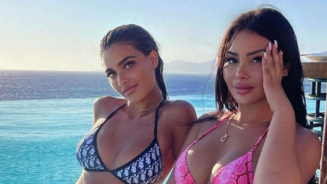 La star de télé-réalité Maeva Ghennam en vacances à Mykonos avec la jeune créatrice et influenceuse mode Esther Sitbon.