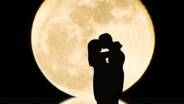 L'oroscopo del 24 novembre per l'amore: momento ottimista per i Gemelli.