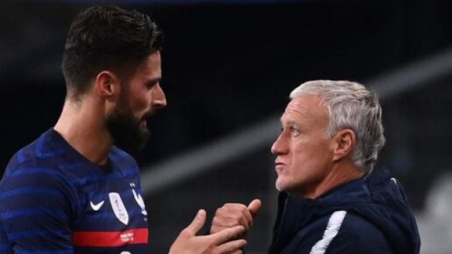 Didier Deschamps moqueur après une question sur Olivier Giroud. (crédit Twitter)