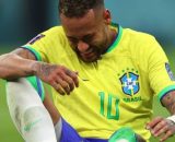 Neymar blessé avec le Brésil, devrait revenir pour les huitièmes de finale. (crédit Twitter)