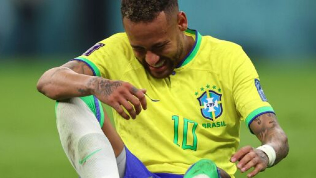 Neymar bless&eacute; avec le Br&eacute;sil, devrait revenir pour les huiti&egrave;mes de finale. (cr&eacute;dit Twitter)