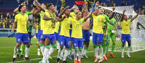 Jogadores brasileiros celebram mais uma vitória na Copa (Reprodução/Twitter/@FifaWorldCup)