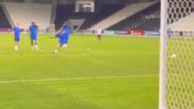 CDM : Kylian Mbappé gagne le défi du jour à l'entrainement, son rire fait le buzz (capture YouTube)